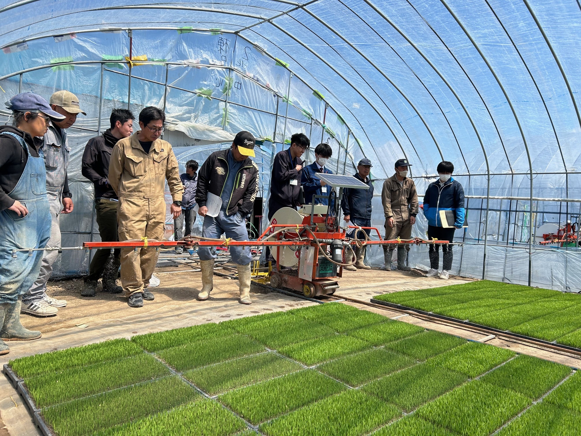写真2　青空教室後、育苗ハウス視察