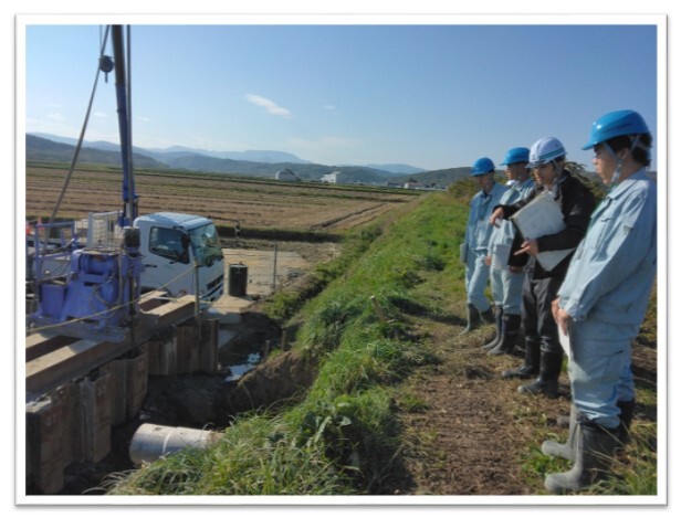 写真は右岸側　薬液注入工です