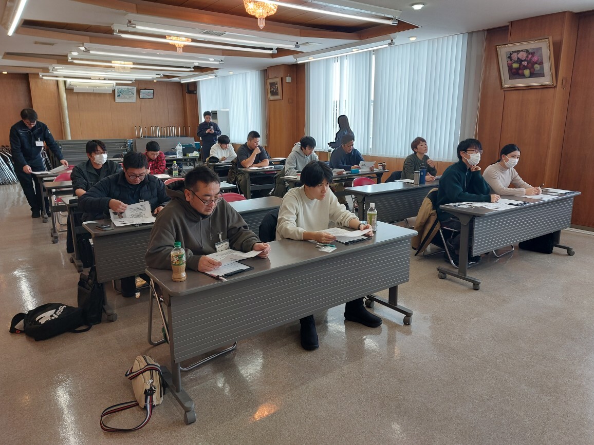 写真2　真剣に講習内容を受ける塾生