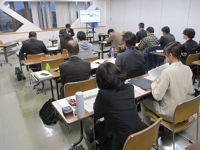 「みどり戦略」の説明に耳を傾ける参加者の様子