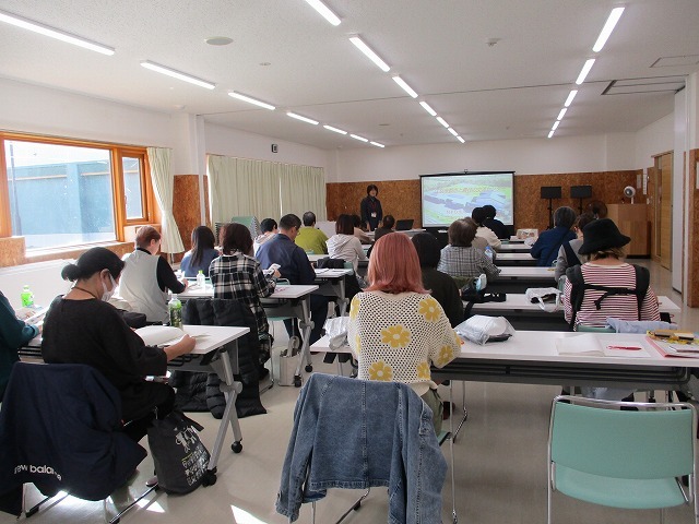 都市と農村の交流センター「えみくる」で取組内容の説明を受ける様子