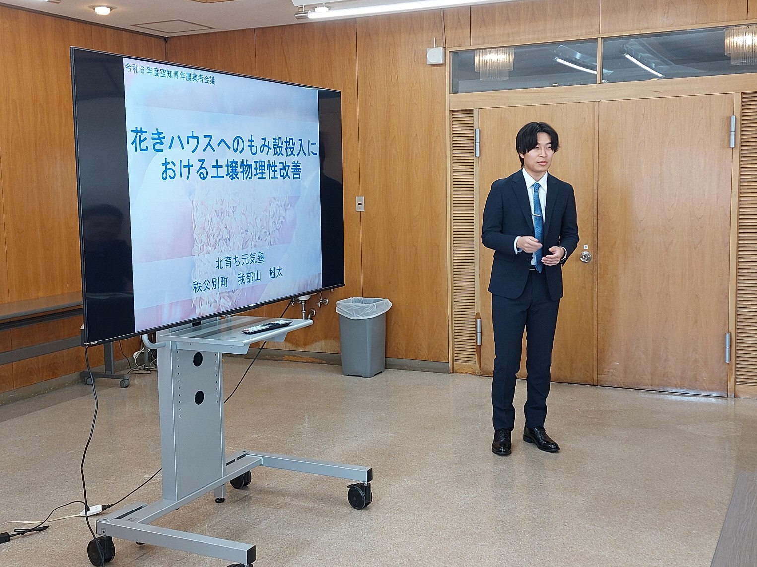 写真1　プロジェクト発表中の我部山氏