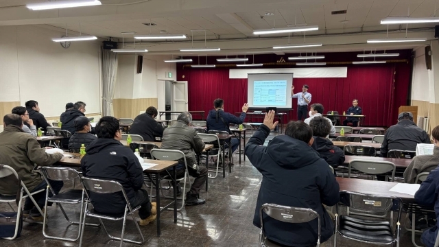 研修会の様子～今年から直播栽培をやる人は手を挙げて～