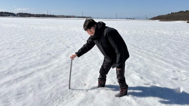 JA職員U氏の積雪深測定の勇姿！　積雪深は３８cmでした～