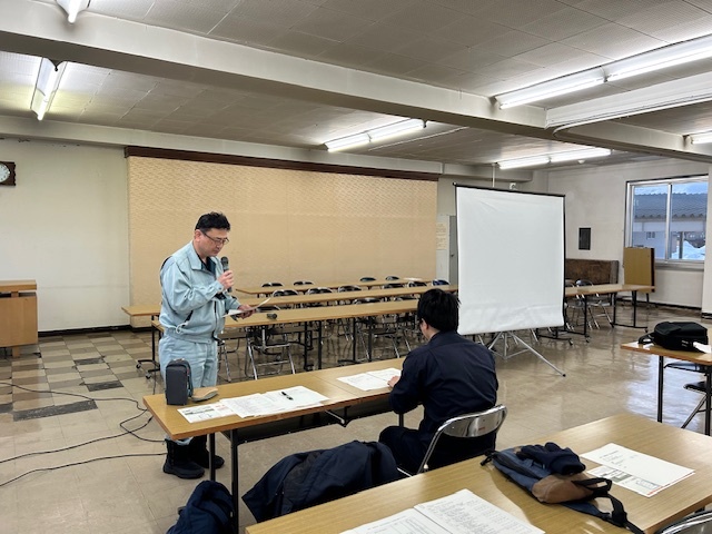 次年度の計画を報告する松本係長