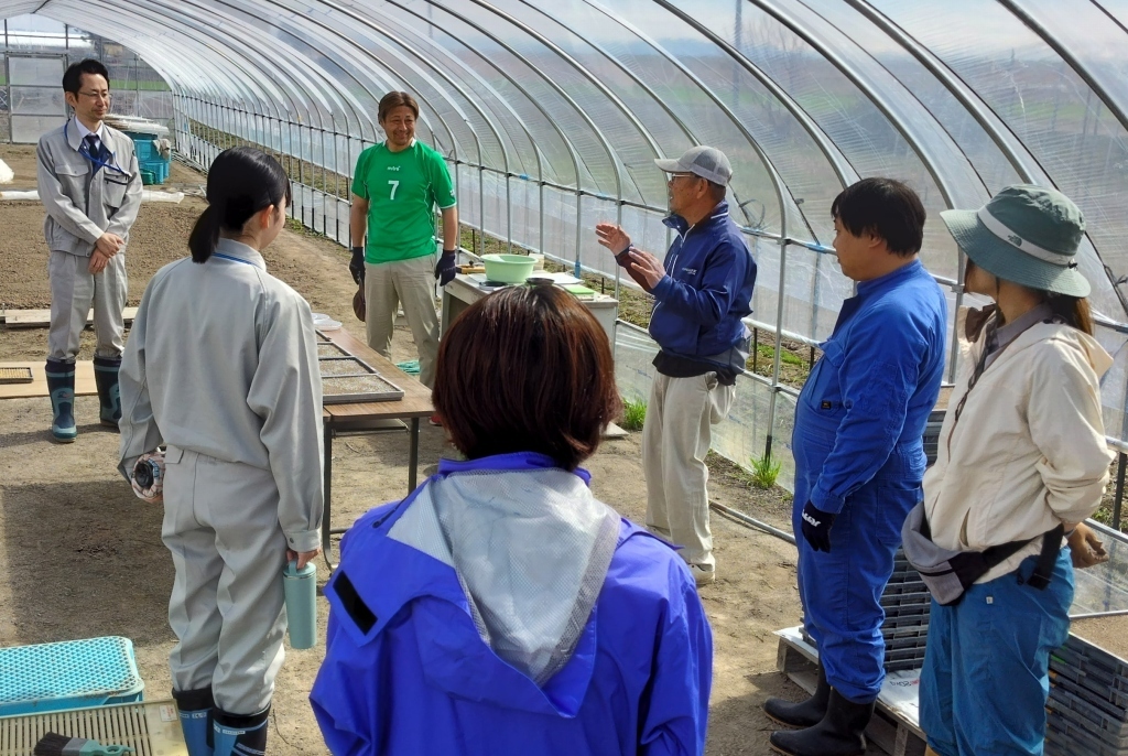 写真1 作業の説明をする岩見沢市役所西飯農業技術専門員