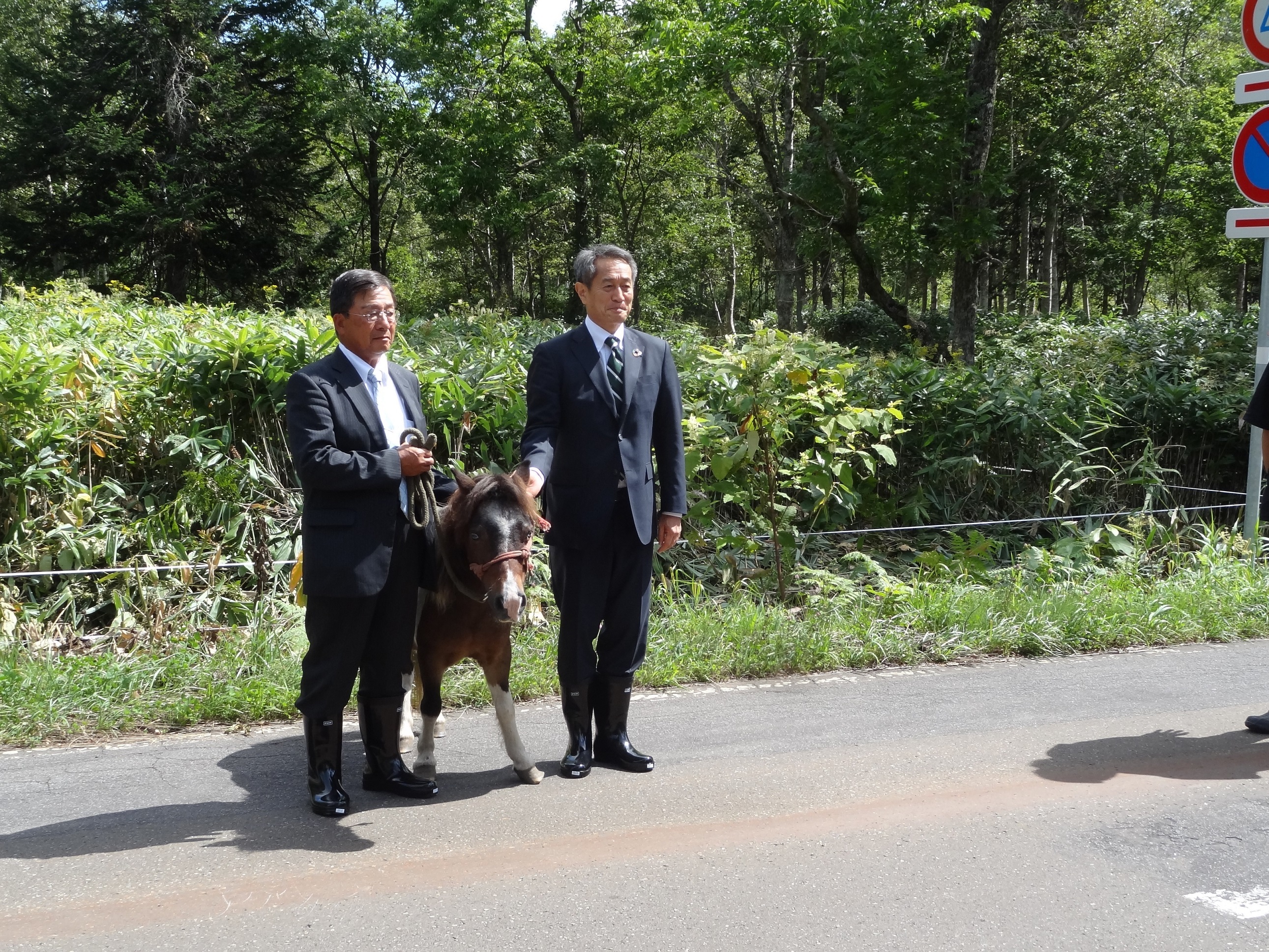ＤＡＮＤＡＮの森で写真撮影（左）そらち自然学校 渡邊代表（右）梶原専務