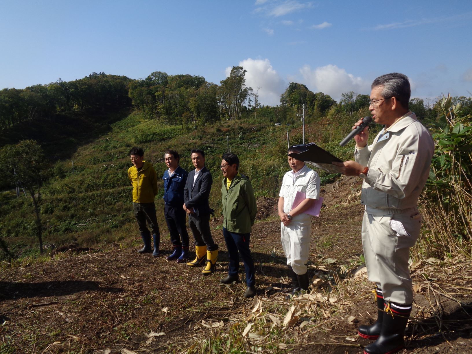・開会式（左から：住友林業(株)木材建材事業本部北海道支店神野支店長、吉条木材商会（株）吉条代表取締役、北海広葉木材（株）寺江代表取締役、山地ユナイテッド(株)山地グループCEO、橋場副町長