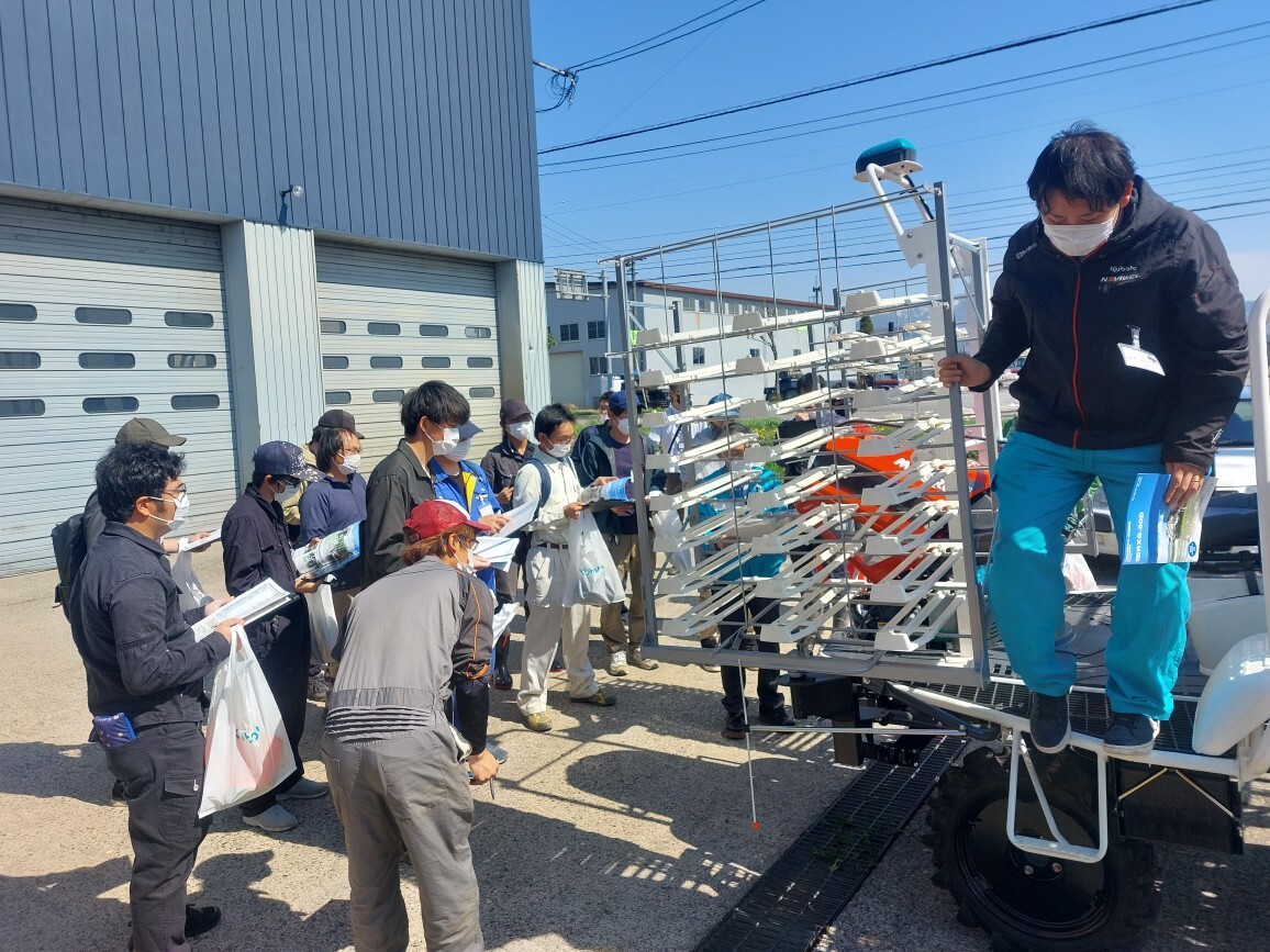 写真1　田植機の研修を受ける様子