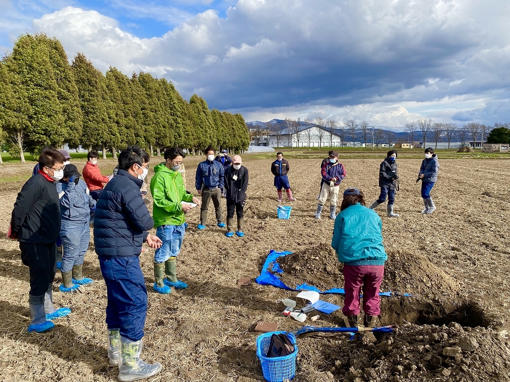 写真3．土壌調査のフィールドワーク