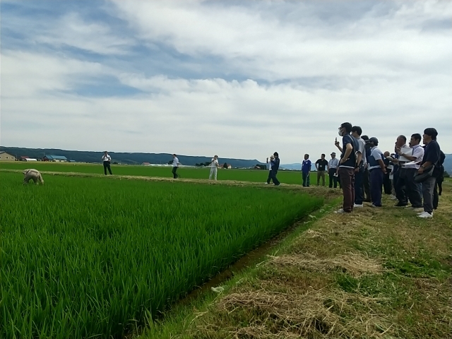 写真2　ほ場にて実演の様子①