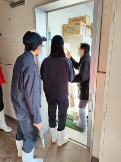 写真3　薬品保管庫の説明をする生徒
