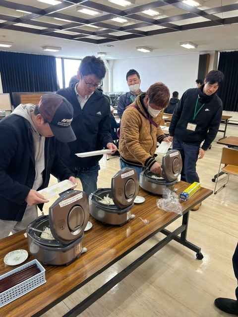 ご飯をお皿に盛っている様子