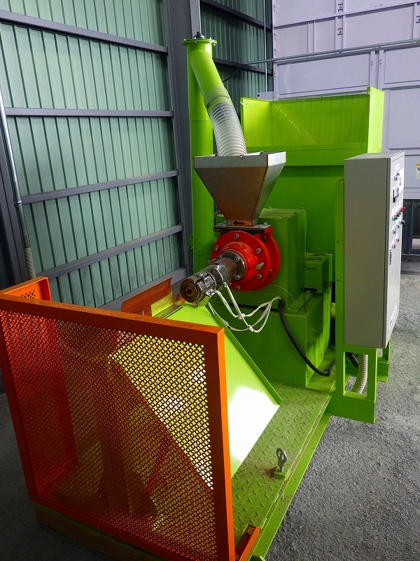 写真6　固形燃料（モミガライト）製造機